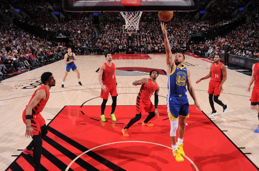Stephen Curry, camisa 30 do Golden State Warriors, avança para a cesta durante o jogo contra o Portland Trail Blazers (Foto: Cameron Browne/NBAE via Getty Images/AFP)