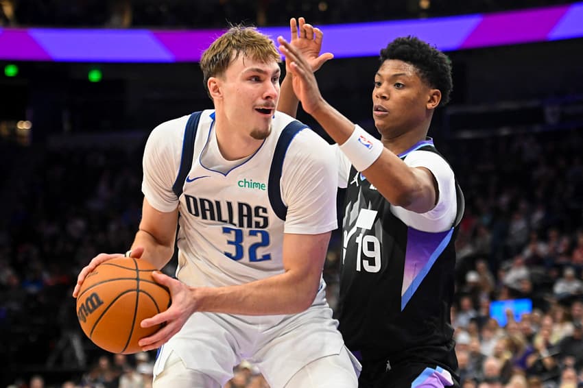 Cooper Flagg, nº 32 do Dallas Mavericks, tenta passar a bola por Ace Bailey, nº 19 do Utah Jazz, durante o segundo tempo de uma partida da NBA no Delta Center, em Salt Lake City, Utah (Foto: Alex Goodlett / Getty Images / AFP)