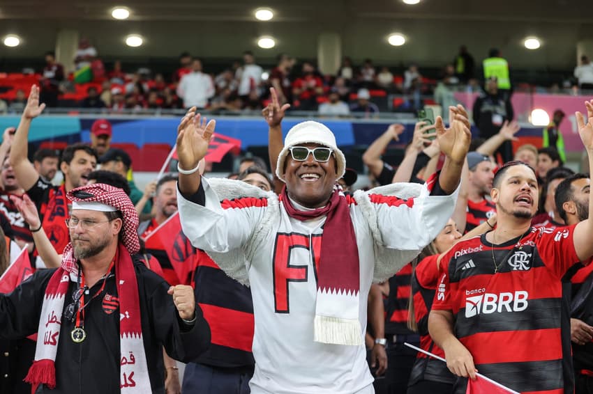 Torcedor do Flamengo na arquibancada para final do Mundial (Foto: Karim JAAFAR / AFP)