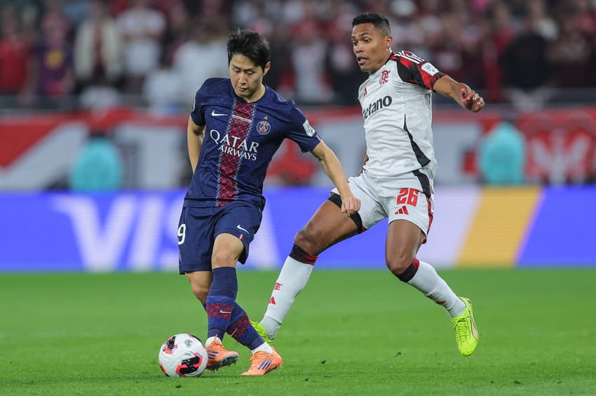 Alex Sandro, do Flamengo, disputa bola com Lee Kangin, do PSG (Foto: Karim JAAFAR / AFP)