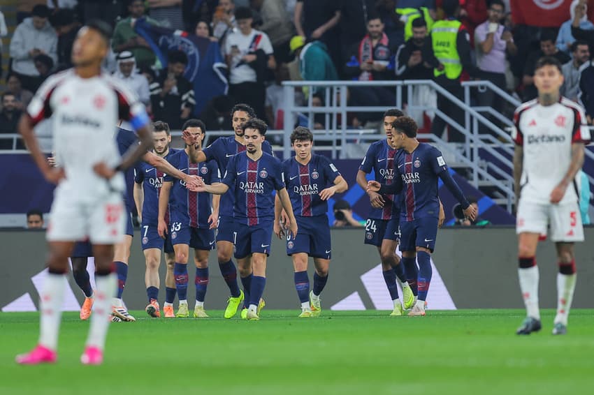 Jogadores do PSG comemoram gol sobre o Flamengo na final do Mundial de Clubes (Foto: Karim JAAFAR / AFP)