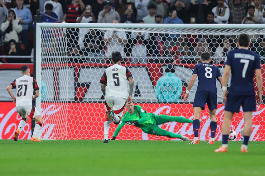 Jorginho marca de pênalti para o Flamengo contra o PSg na final do Mundial (Foto: Karim JAAFAR / AFP)