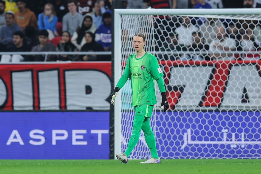 Safonov, do PSG, pegou o pênalti de Pedro, do Flamengo, em lance similar ao da Copa do Mundo