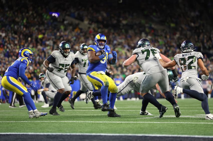 Kobie Turner, camisa 91 do Los Angeles Rams, observa após uma interceptação no quarto período contra o Seattle Seahawks no Lumen Field, em partida da semana 15 da NFL (Foto: Steph Chambers / Getty Images / AFP)