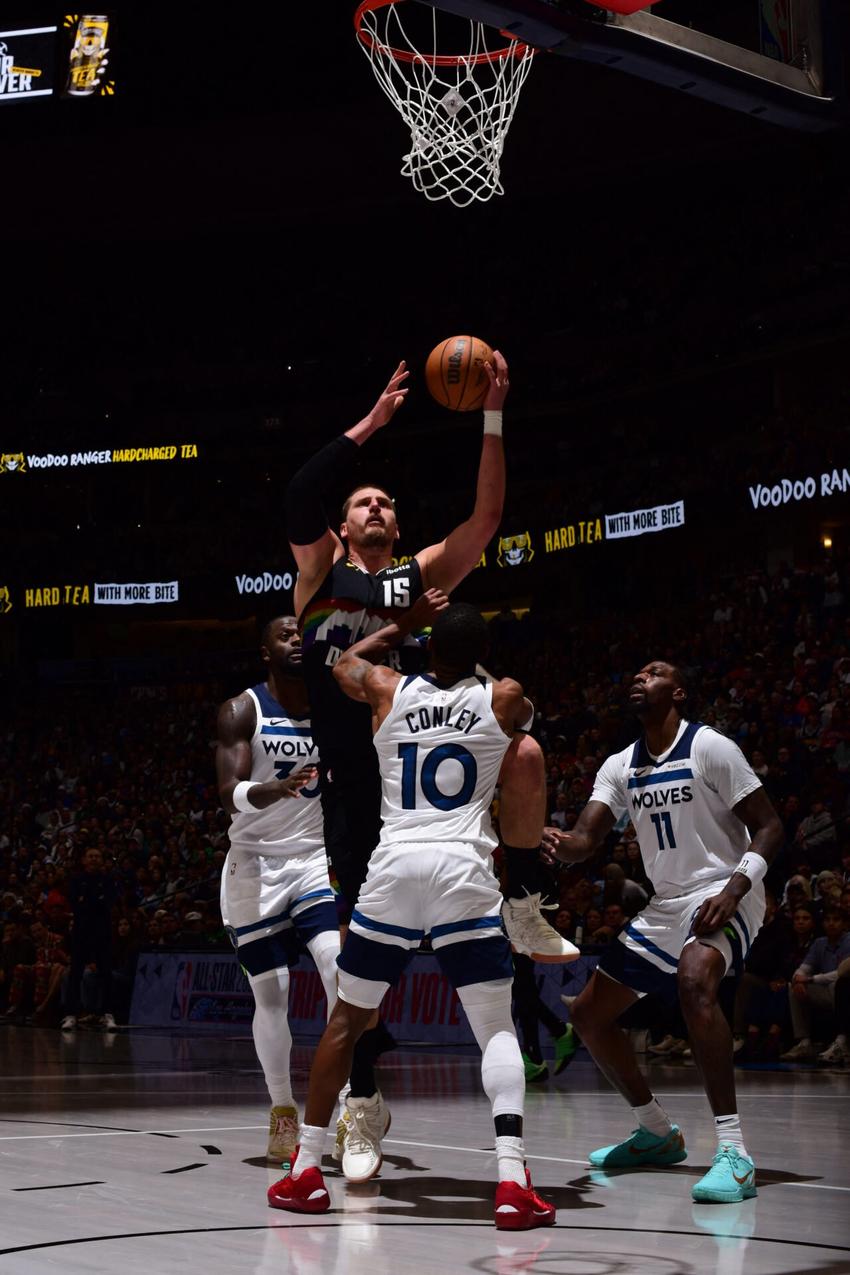 Partida de Denver Nuggets x Minnesota TImberwolves na rodada de Natal 2025 (Foto: Garrett Ellwood / NBAE / Getty Images / Getty Images via AFP)