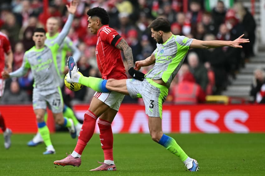 Ruben Dias e Igor Jesus disputam bola em Forest x City (Fto: Ben STANSALL / AFP)