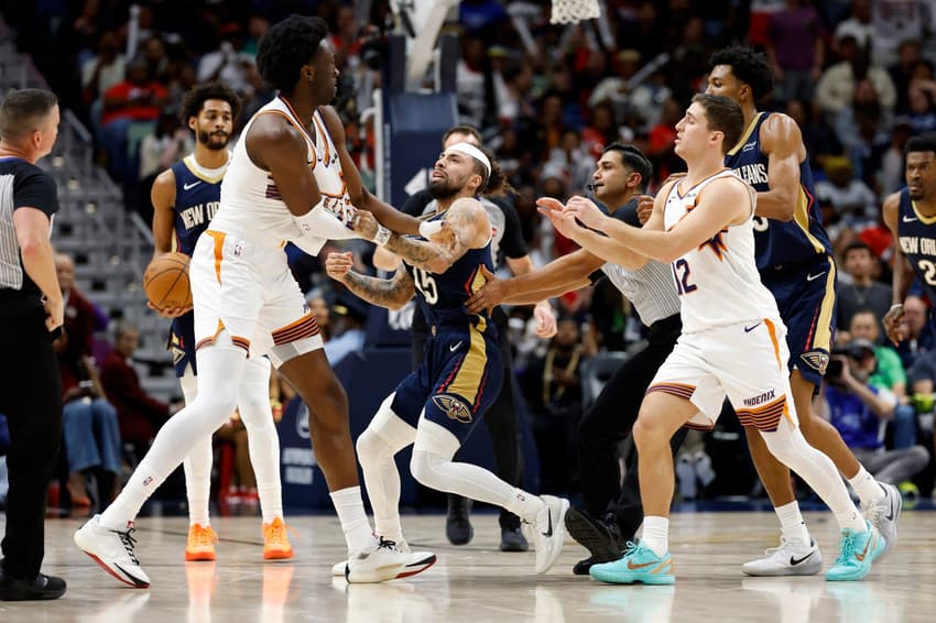 Jose Alvarado (de branco) e Mark Williams (azul) em briga durante New Orleans Pelicans x Phoenix Suns (Foto: Tyler Kaufman / GETTY IMAGES NORTH AMERICA / Getty Images via AFP)