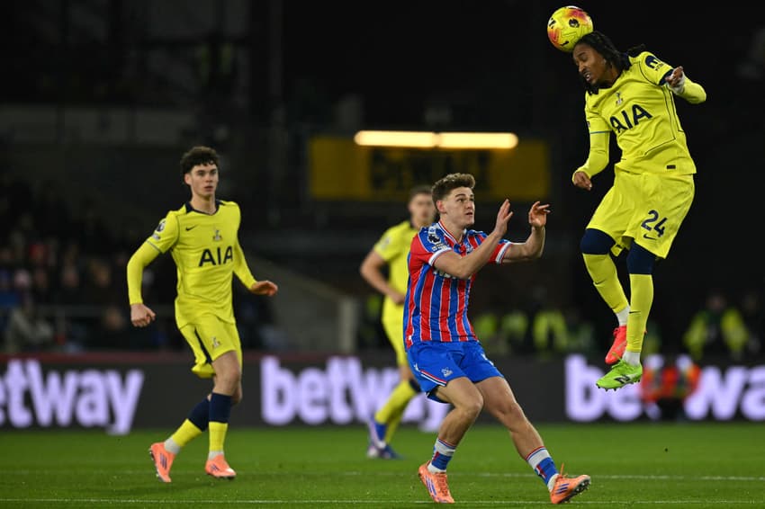 Jogadores de Crystal Palace e Tottenham disputam bola (Foto: Glyn KIRK / AFP)