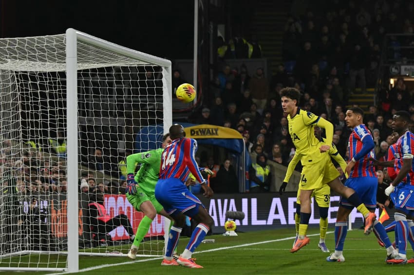 Archie Gray marcou o gol da vitória do Tottenham sobre o Crystal Palace (Foto: Glyn KIRK / AFP)