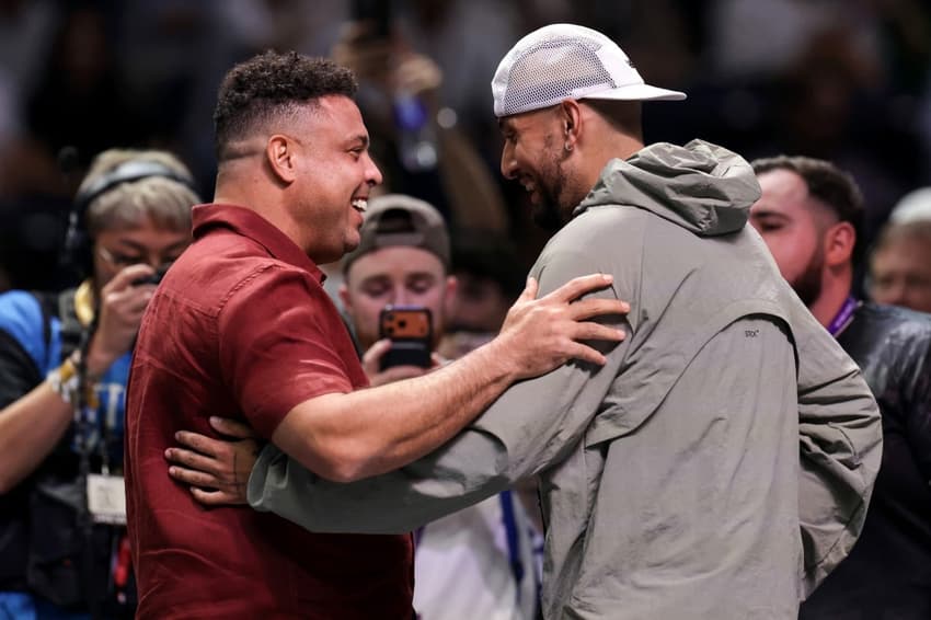 Nick Kyrgios conversa com Ronaldo Fenômenos após a Batalha dos Sexos (Foto: Christopher Pike / POOL / AFP)