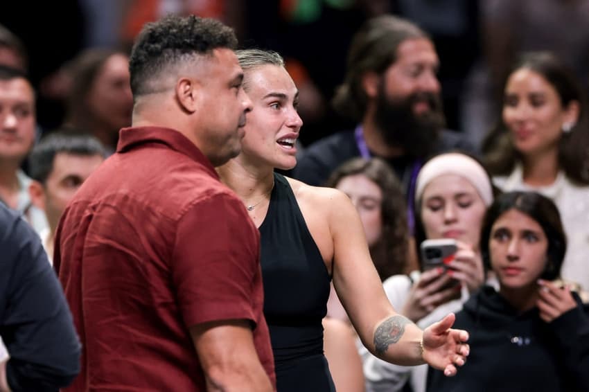Aryna Sabalenka e Ronaldo Fenômeno na Batalha dos Sexos, em Dubai (Foto: Christopher Pike / POOL / AFP)