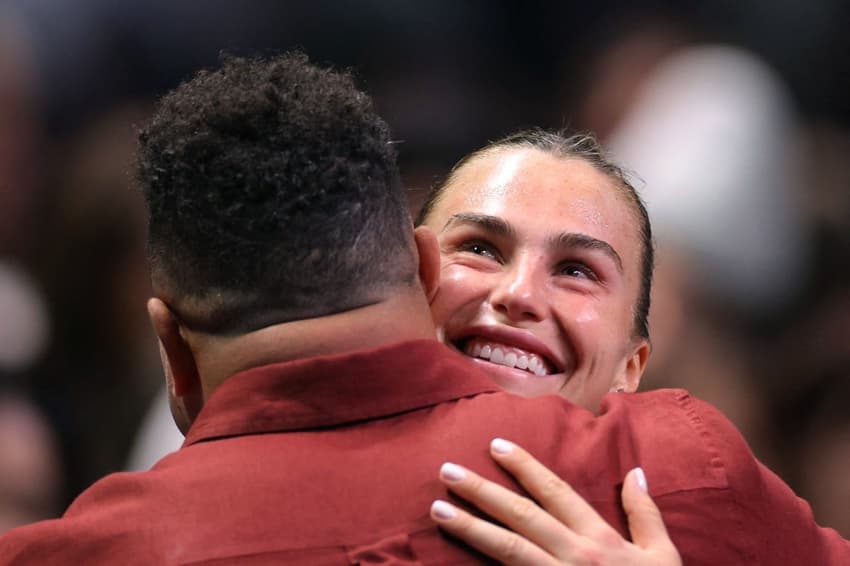 Aryna Sabalenka (R) abraça Ronaldo Fenômeno em Dubai (Foto: Amr Alfiky / POOL / AFP)