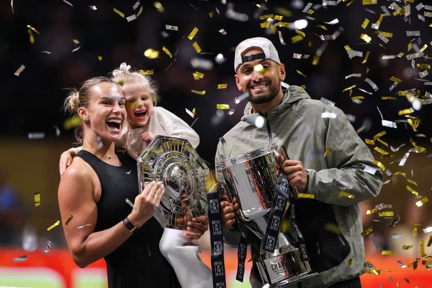 Aryna Sabalenka e Nick Kyrgios com seus respectivos troféus em Dubai (Foto: Amr Alfiky / POOL / AFP)