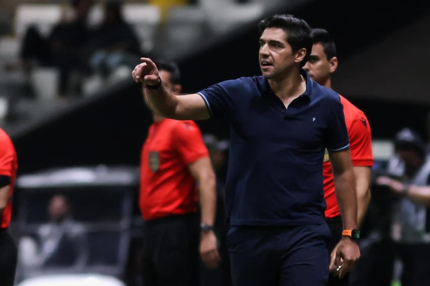 Abel Ferreira gesticula à beira do gramado da Arena MRV durante jogo contra o Atlético-MG (Foto: Fabio Barros / Agência F8 / Gazeta Press)