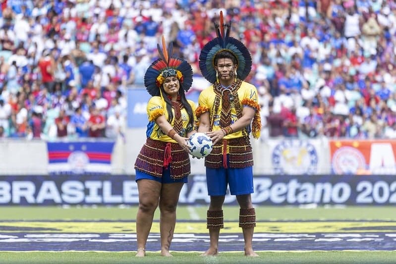 Representantes dos povos indígenas em campo antes de jogo do Brasileirão com a bola oficial da partida