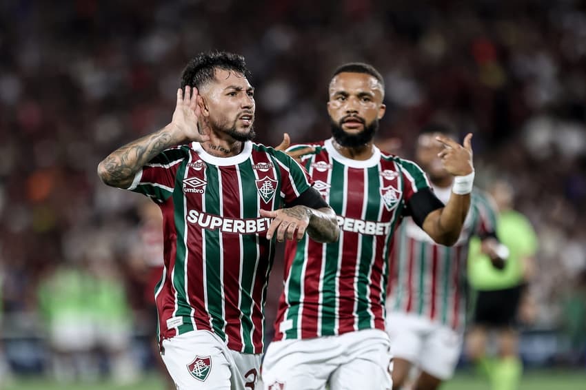 Lucho Acosta comemora seu gol pelo Fluminense diante do Flamengo