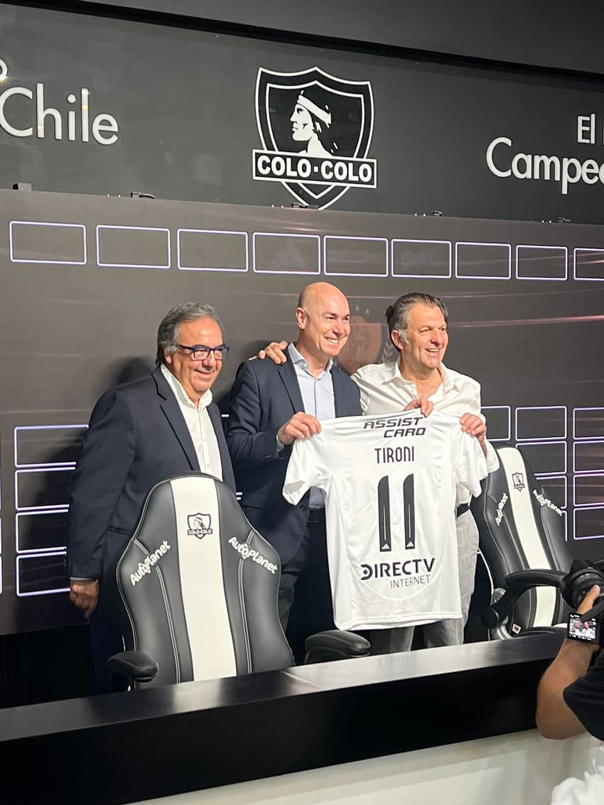 Alejandro Paul, Diretor Geral do Colo-Colo, Tironi Paz Ortiz, Presidente da Imply Tecnologia, e Aníbal Mosa, Presidente do Colo-Colo, no fechamento da parceria (Foto: Reprodução)
