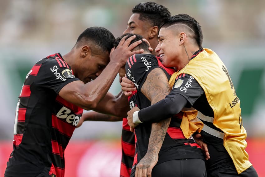 Alex Sandro vibra com Danilo após zagueiro marcar gol contra o Palmeiras na final da Libertadores (Foto: Divulgação / Flamengo)