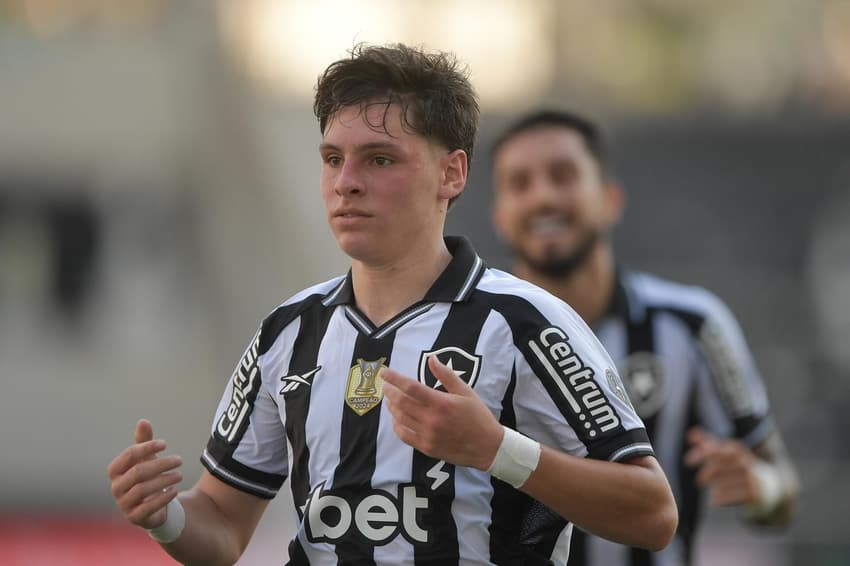 Montoro celebra golaço para o Botafogo contra o Fortaleza, seu último no Brasileirão de 2025 (Foto: Thiago Ribeiro / Agif / Gazeta Press)