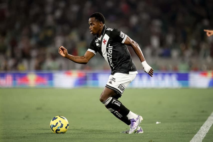 Andrés Gómez conduz a bola ao ataque durante jogo entre Vasco e Fluminense (Foto: Thiego Mattos / Pera Photo Press / Gazeta Press)