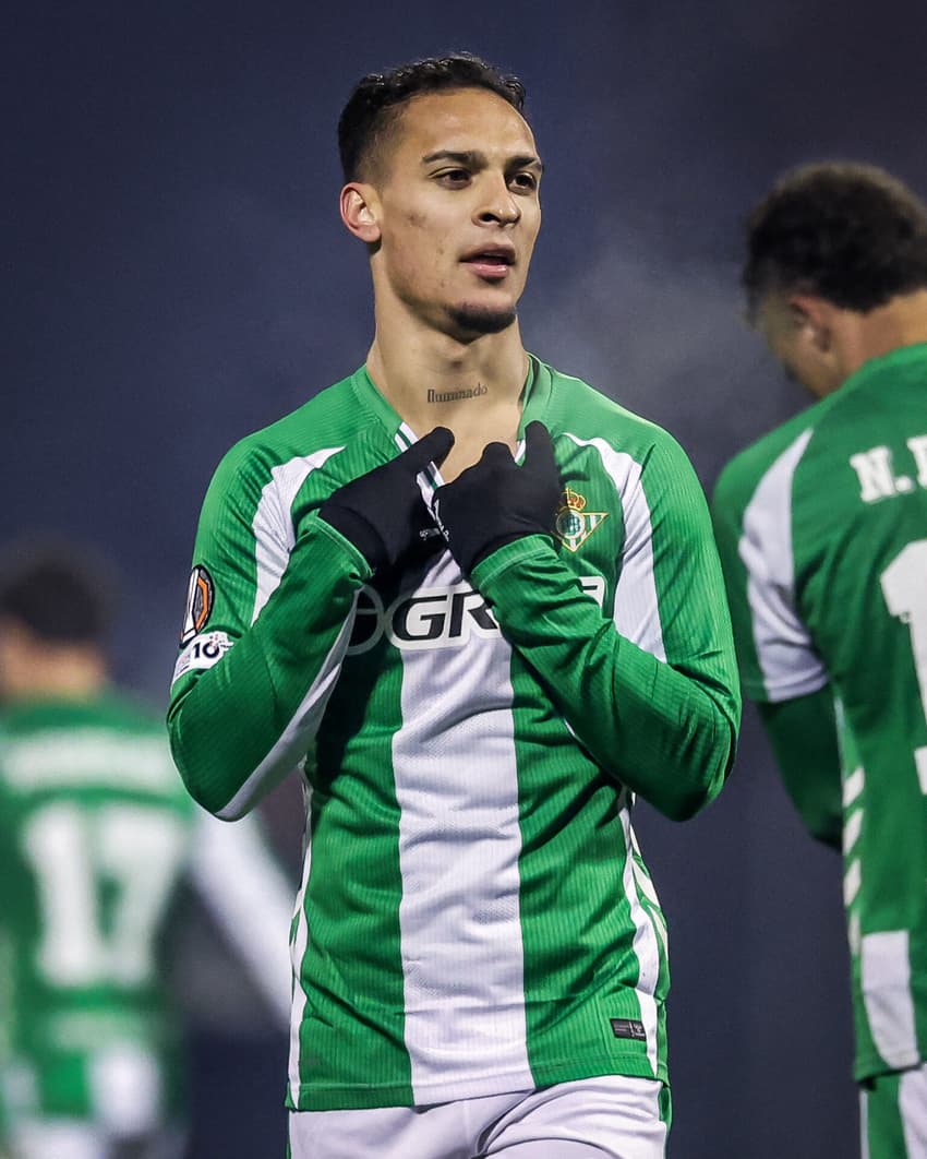 Antony comemorando gol pelo Real Betis (Foto: Reprodução/X)