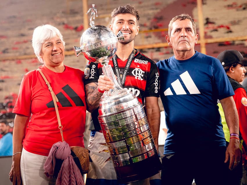 Arrascaeta levanta troféu da Libetadores ao lado da família (Foto: Adriano Fontes / Flamengo)