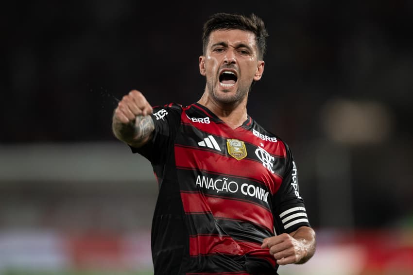 Arrascaeta comemora gol contra o Vitória pelo Brasileirão (Foto: Jorge Rodrigues / AGIF / Gazeta Press)