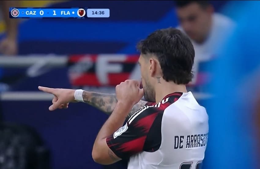 Arrascaeta celebra gol em Flamengo x Cruz Azul