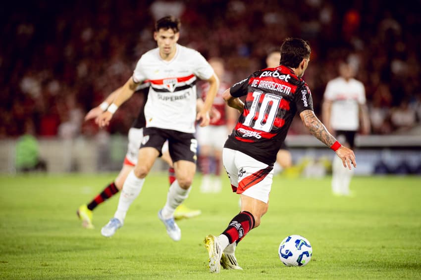 Arrascaeta conduz a bola ao ataque em jogo contra o São Paulo pelo Brasileiro de 2025; equipes duelam na estreia em 2026 (Foto: Adriano Fontes / Flamengo)