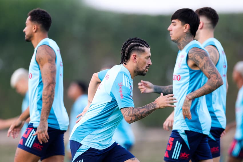 Arrascaeta, com seu novo visual, em treino do Flamengo no Catar (Foto: Gilvan de Souza / Flamengo)