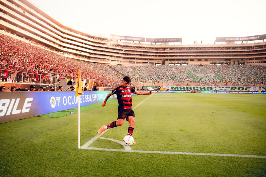 Arrascaeta cobra escanteio que gerou gol do Flamengo contra o Palmeiras na final da Libertadores (Foto: Adriano Fontes / Flamengo)