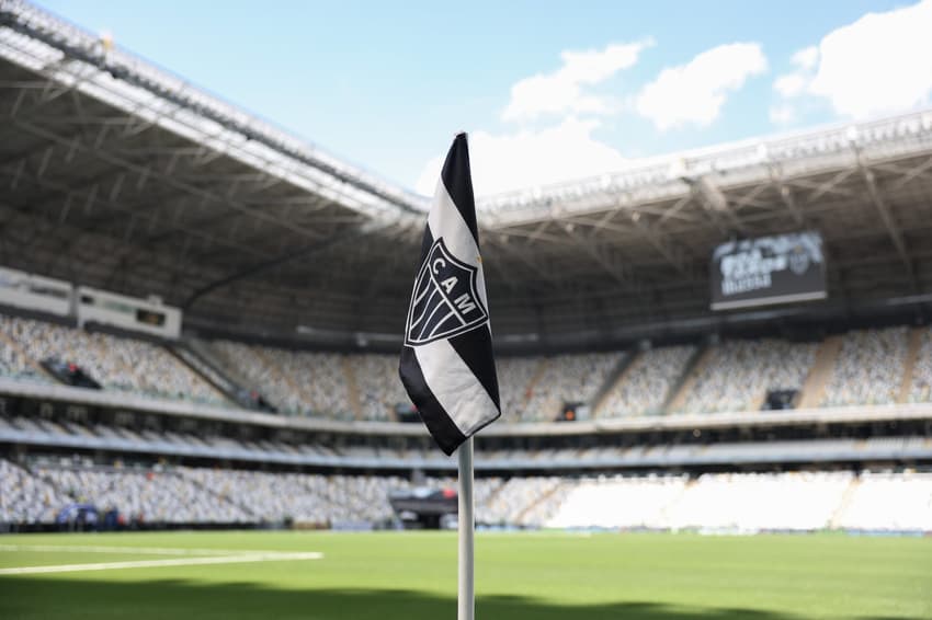 Bandeirinha de escanteio do Atlético na Arena MRV (Foto: Daniela Veiga / Atlético)