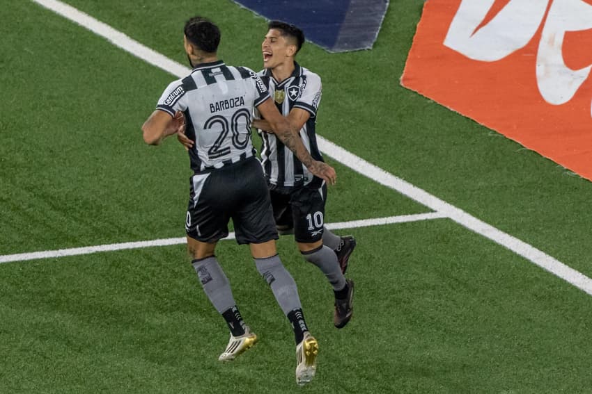 Barboza e Savarino, referências do Botafogo e estrangeiros, comemoram juntos em jogo do Brasileirão (Foto: Maga Jr / Agência F8 / Gazeta Press)