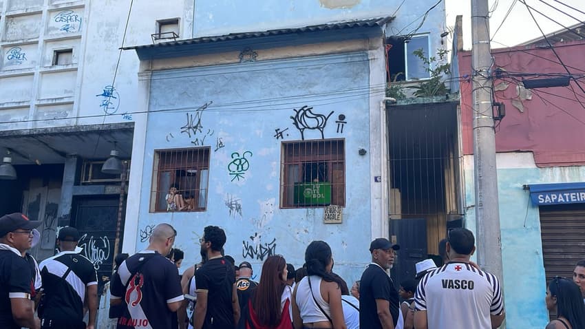 Morador coloca televisão na janela para que vascaínos assistam o jogo na Barreira do Vasco