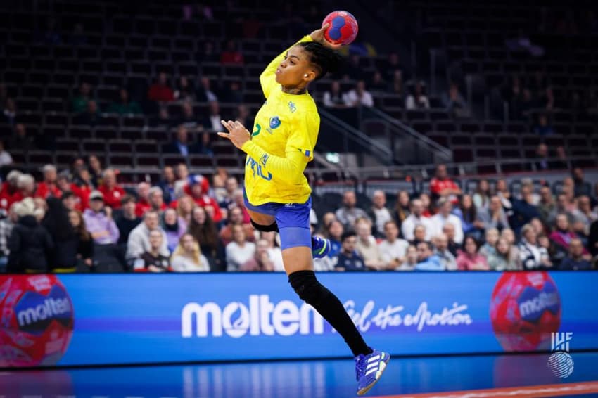 Bruna de Paula, jogadora do Brasil, em jogo pelo Mundial de handebol feminino (Foto: Divulgação/Federação Internacional de Handebol)
