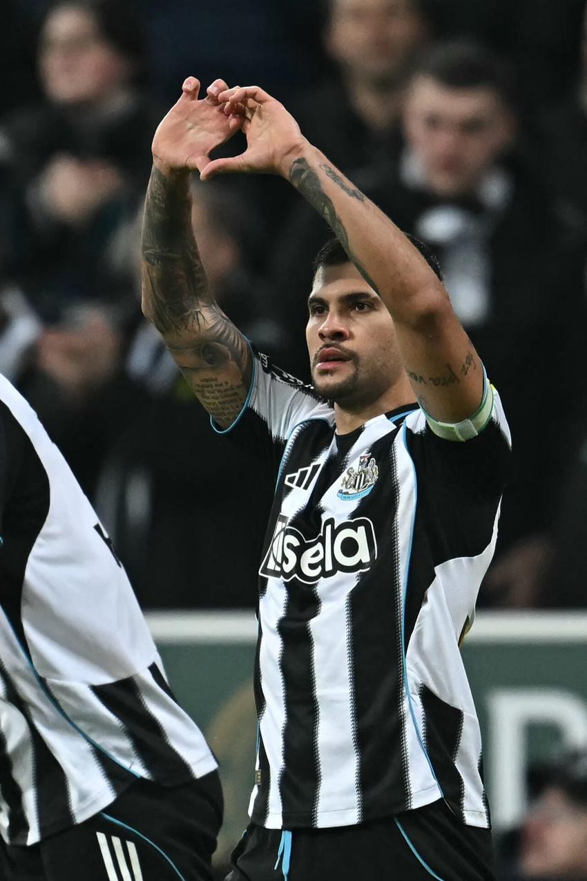 Bruno Guimarães comemorando o gol marcado na Premier League (Foto: Paul Ellis/AFP)