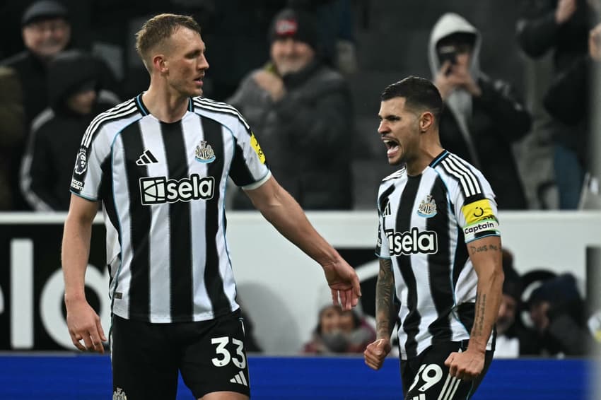 Bruno Guimarães comemorando o gol marcado no duelo entre Newcastle e Tottenham (Foto: Paul Ellis/AFP)