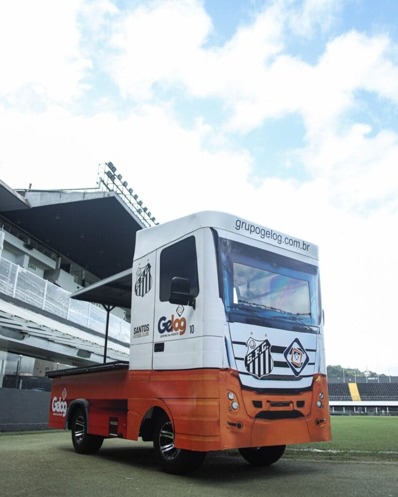 Novo carrinho maca da Vila Belmiro. (Foto: Raul Baretta/ Santos FC)