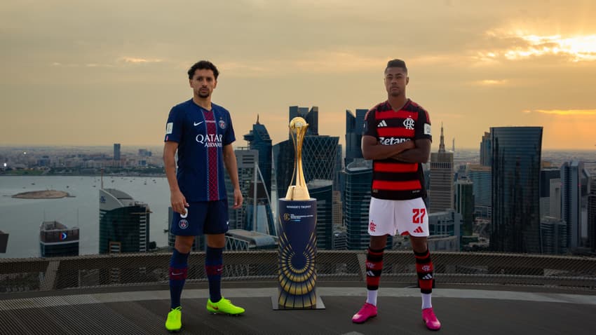 Capitães de PSG e Flamengo ao lado da taça do Mundial (Foto: Divulgação/Fifa)