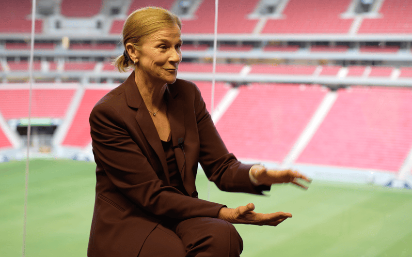 Jill Ellis durante entrevista ao Lance!, na Arena BRB - Mané Garrincha, em Brasília. (Foto: Leandro Guerra/Lance!)