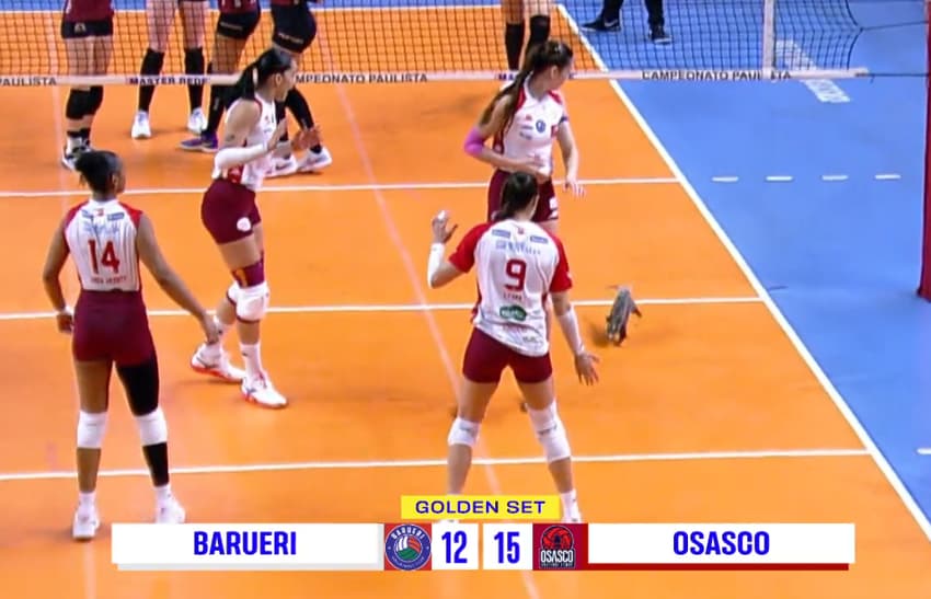 Gambá invade quadra do Osasco (Foto: Reprodução / Sportv)