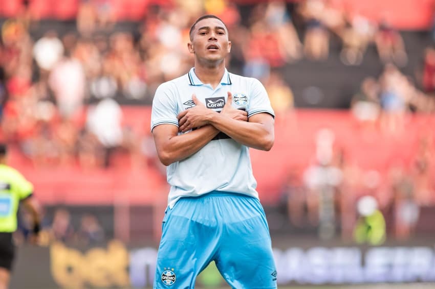 Carlos Vinícius, com 12 gols em 14 jogos na Série A, virou esperança do Grêmio para 2026. Foto: Wilson Castro/W9 PRESS/Gazeta Press