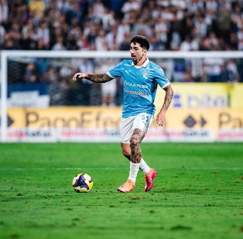 Gustavo Cazonatti em ação pelo Sporting Cristal, do Peru (Foto: Reprodução)