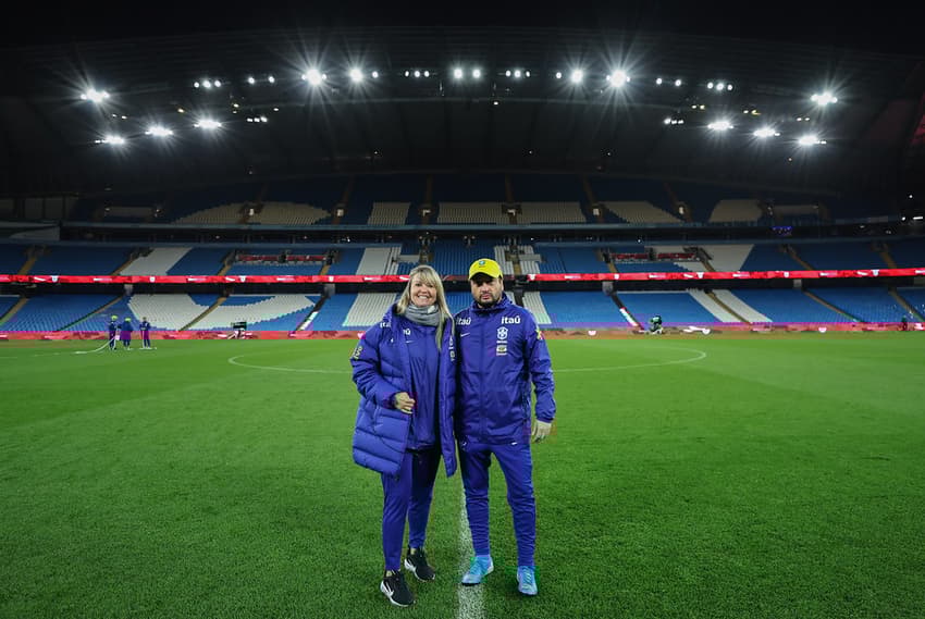 Cris Gambaré e Arthur Elias em jogo da Seleção Feminina (Foto: Lívia Vilas Boas/CBF)