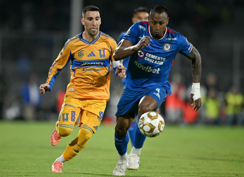 Willer Ditta, do Cruz Azul, disputa bola com jogador do Tigres em confronto da Liga Mexicana (Foto: Carl de Souza / AFP)