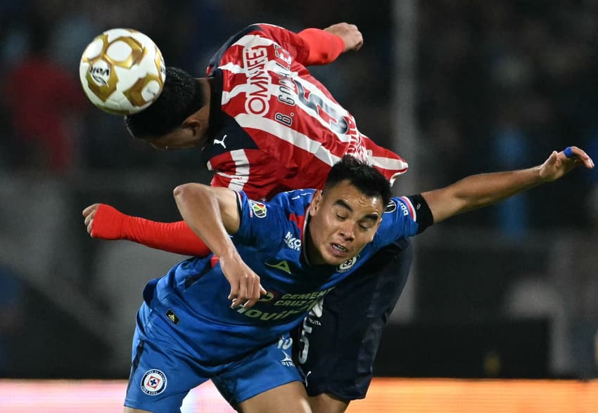 Jogadores de Cruz Azul e Chivas Guadalajara dividem bola em jogo da Liga Mexicana (Foto: Yuri Cortez / AFP)