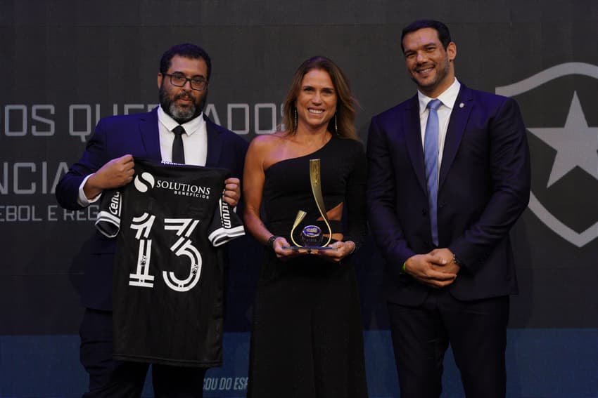Ricardo Levy, Paula Young e Samir Xaud na premiação à campanha 'Números Quebrados', do Botafogo (Divulgação)