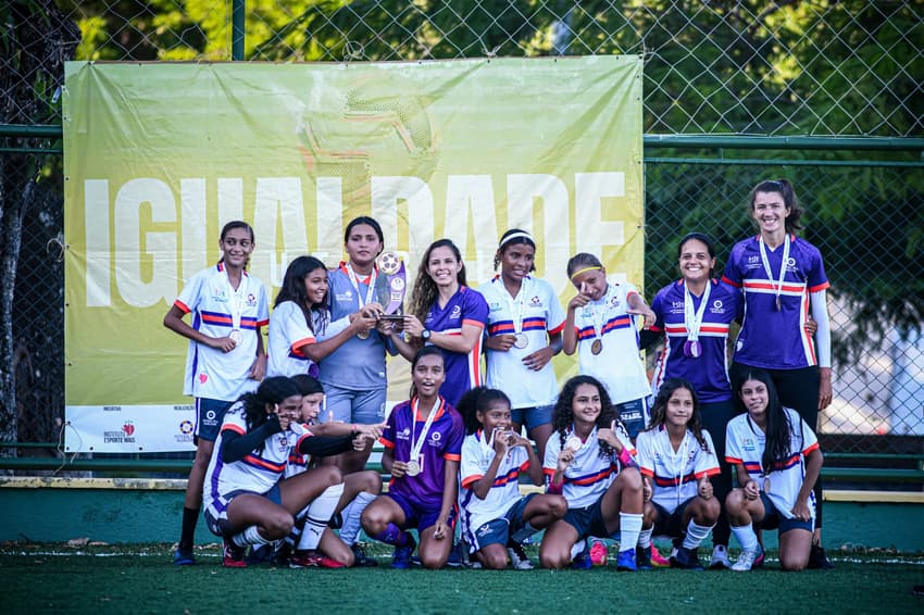 Atletas da Futebol pela Igualdade posam para foto. (Foto: Kely Pereira)