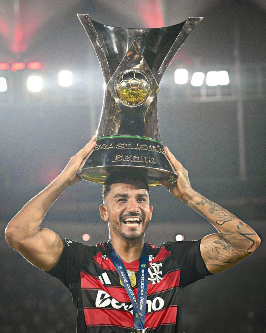 Danilo, do Flamengo, posa com a taça do Brasileirão