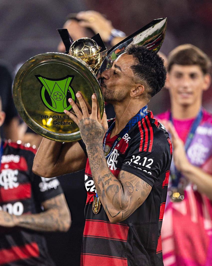 Danilo, do Flamengo, posa com a taça do Brasileirão